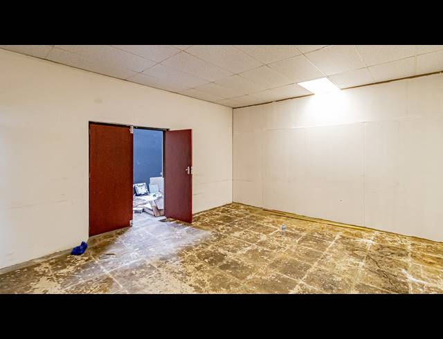 1,900M² SHOWROOM TO LET IN FERNDALE